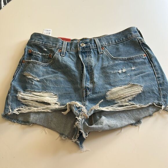 Levi's Women's 501 Original Shorts Distressed,   Blue, size 31, NWT - Picture 3 of 9